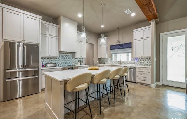 5-bedroom rental at 1062 Lariat in Bandera, TX — photo 4