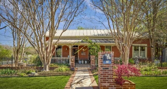 2-bedroom rental at 101 Landa in Boerne, TX — photo 2