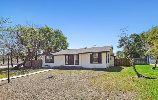 4-bedroom rental at 1080 Ivy in Terrell Hills, TX — photo 2