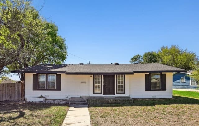 4-bedroom rental at 1080 Ivy in Terrell Hills, TX — photo 3
