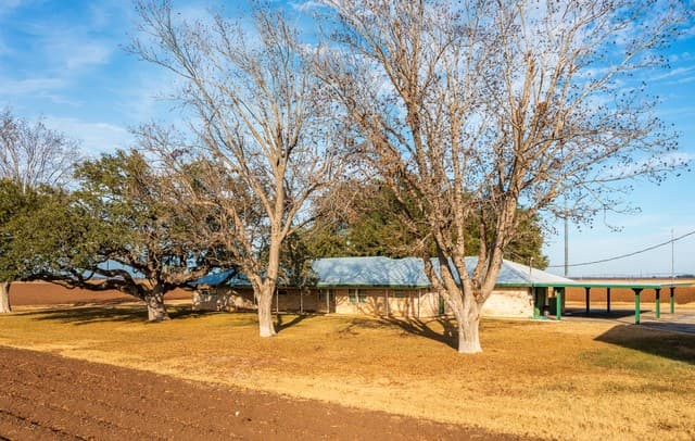 rental at 3830 County Road 541 in Hondo, TX — photo 2