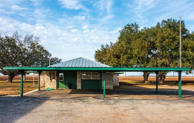 rental at 3830 County Road 541 in Hondo, TX — photo 3