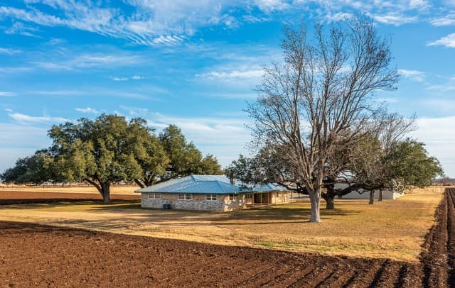 rental at 3830 County Road 541 in Hondo, TX — photo 4