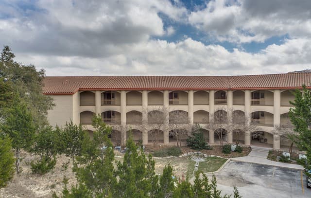 2-bedroom rental at 20 E Tapatio Unit 101 in Boerne, TX — photo 2