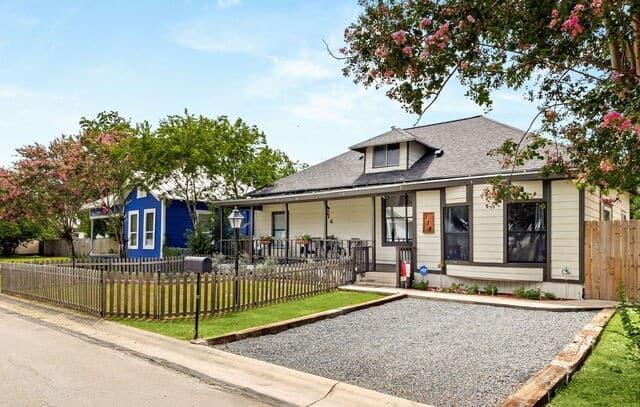 3-bedroom rental at 114 Avenue B in Converse, TX — photo 3