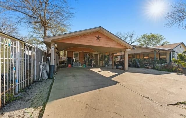 3-bedroom rental at 2824 Ruiz St in San Antonio, TX — photo 2