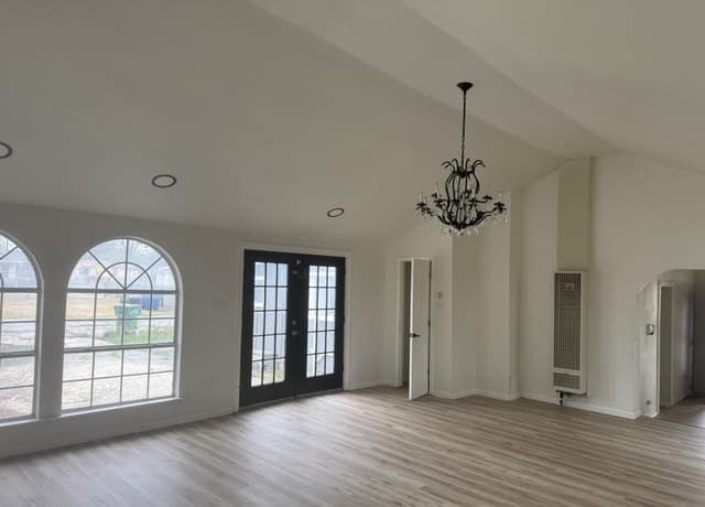 3-bedroom rental at 709 S Chupaderas in San Antonio, TX — photo 4