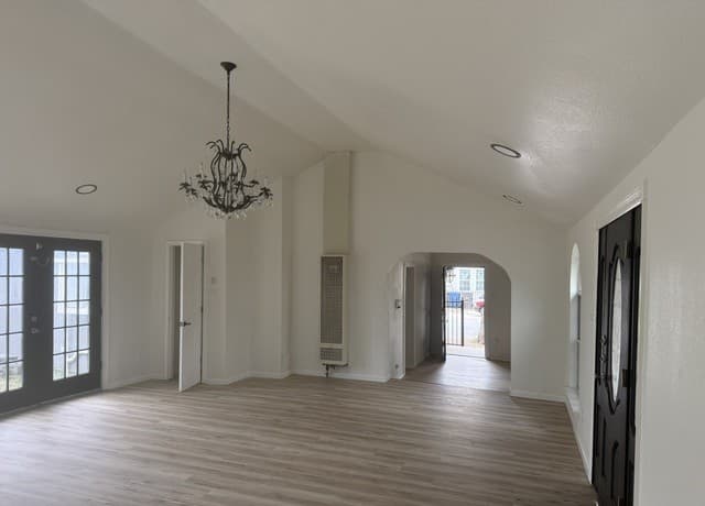 3-bedroom rental at 709 S Chupaderas in San Antonio, TX — photo 5