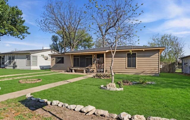 3-bedroom rental at 527 E Dickson in San Antonio, TX — photo 1