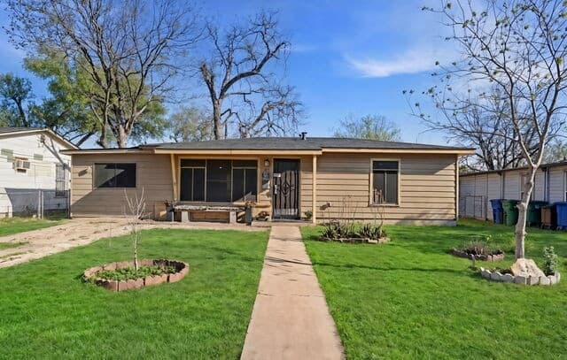 3-bedroom rental at 527 E Dickson in San Antonio, TX — photo 2