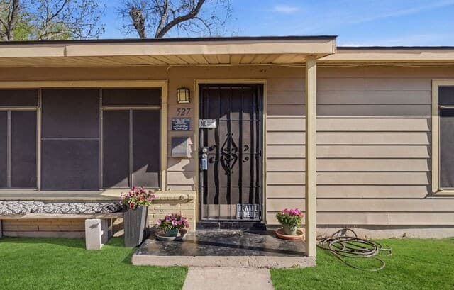 3-bedroom rental at 527 E Dickson in San Antonio, TX — photo 4