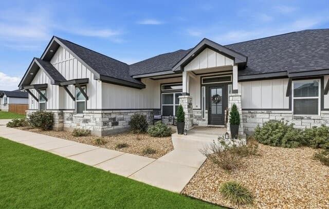 4-bedroom rental at 113 Hondo Dr in La Vernia, TX — photo 1
