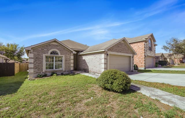 3-bedroom rental at 6050 Lakefront in San Antonio, TX — photo 2