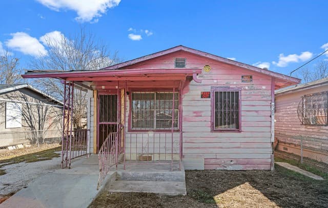0rental at 920 S San Joaquin in San Antonio, TX — photo 2