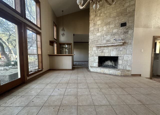 3-bedroom rental at 6823 Brave Way in San Antonio, TX — photo 3