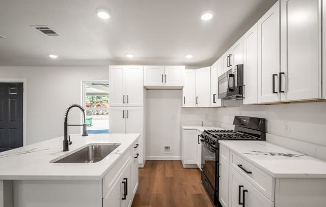 4-bedroom rental at 130 Kontiki Pl in San Antonio, TX — photo 4