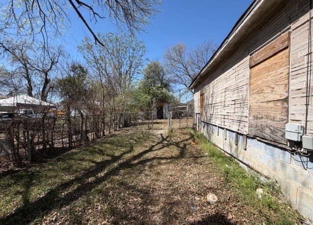 2-bedroom rental at 813 S San Augustine Ave in San Antonio, TX — photo 2