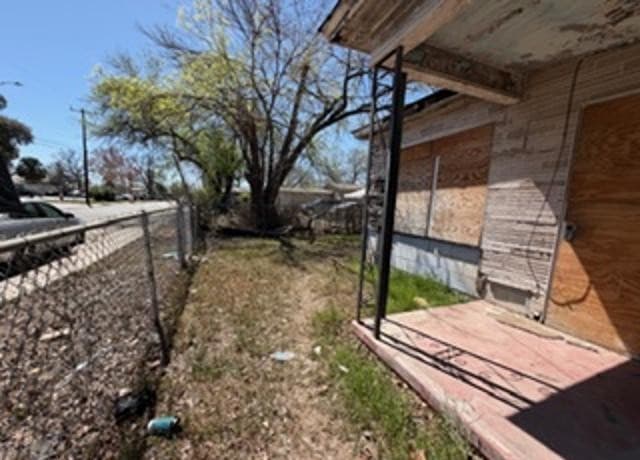 2-bedroom rental at 813 S San Augustine Ave in San Antonio, TX — photo 4