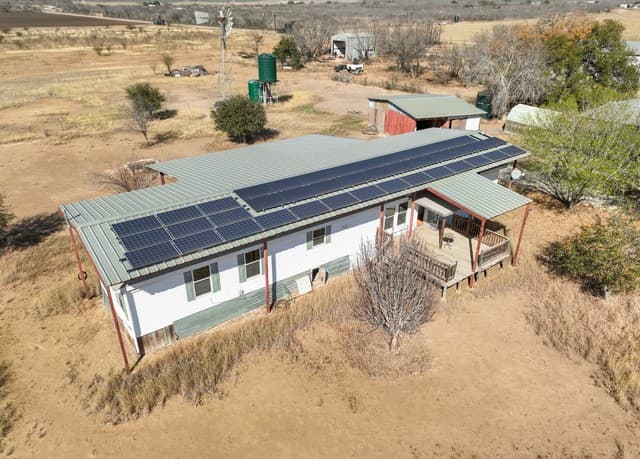 3-bedroom rental at 4919 County Road 545 in Devine, TX — photo 1