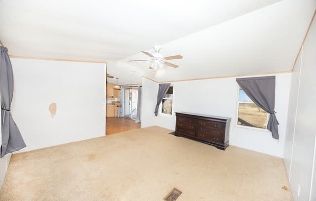 3-bedroom rental at 4919 County Road 545 in Devine, TX — photo 5