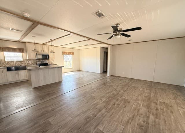 3-bedroom rental at 189 Viridian in Pleasanton, TX — photo 2