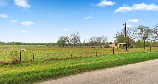 rental at 515 Dry Hollow in La Vernia, TX — photo 3
