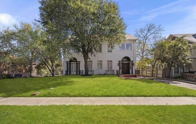3-bedroom rental at 110 E Mulberry in San Antonio, TX — photo 2