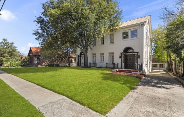 3-bedroom rental at 110 E Mulberry in San Antonio, TX — photo 3