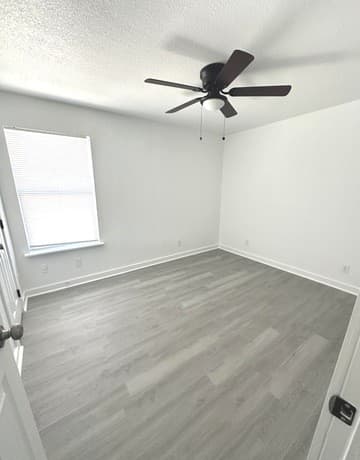 4-bedroom rental at 514 Davis in Devine, TX — photo 4
