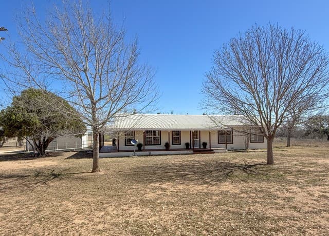 2-bedroom rental at 3962 State Hwy 173 S in Devine, TX — photo 1