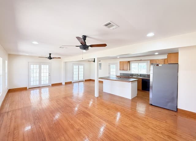 2-bedroom rental at 3962 State Hwy 173 S in Devine, TX — photo 3