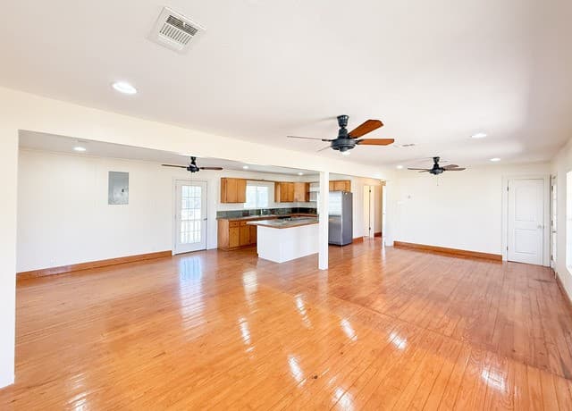 2-bedroom rental at 3962 State Hwy 173 S in Devine, TX — photo 4