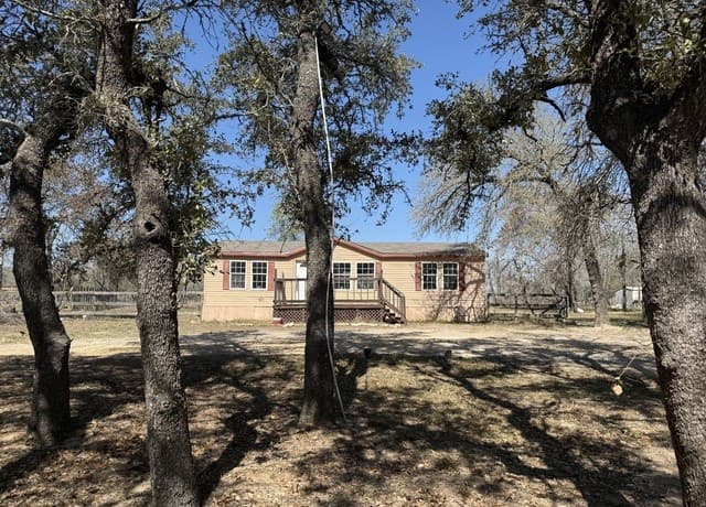 3-bedroom rental at 195 Ashford in Poteet, TX — photo 2