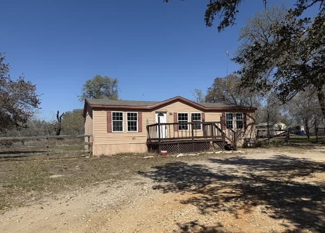 3-bedroom rental at 195 Ashford in Poteet, TX — photo 4