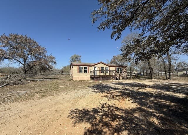 3-bedroom rental at 195 Ashford in Poteet, TX — photo 5