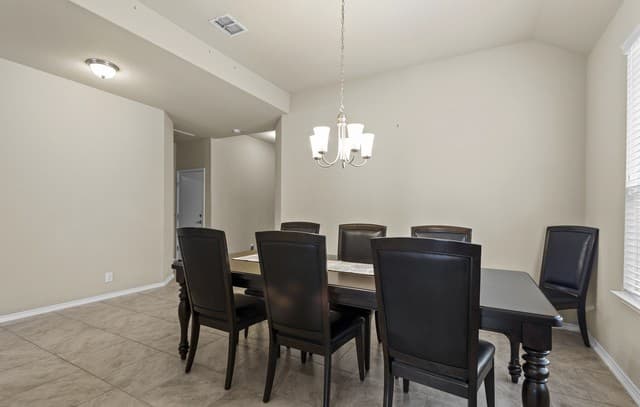 4-bedroom rental at 8614 Samsel in San Antonio, TX — photo 4