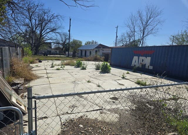 rental at 1011 Monterey in San Antonio, TX — photo 1