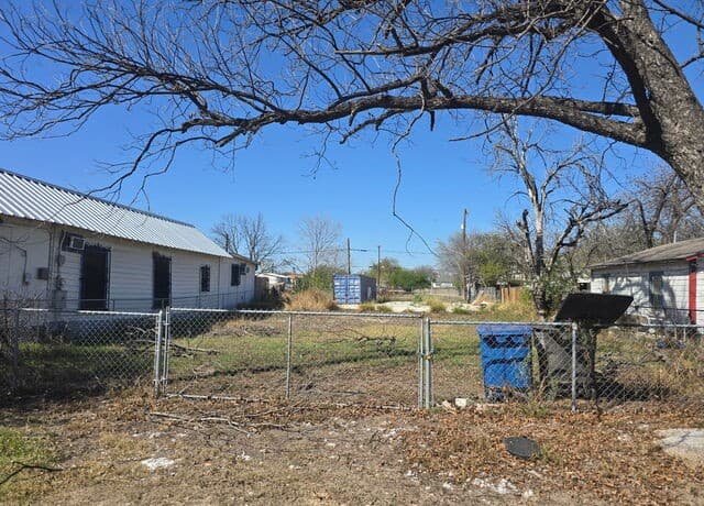 rental at 1011 Monterey in San Antonio, TX — photo 4