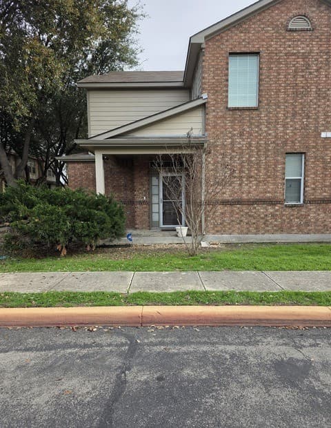 3-bedroom rental at 2606 Grayson Unit 2606 in San Antonio, TX — photo 2