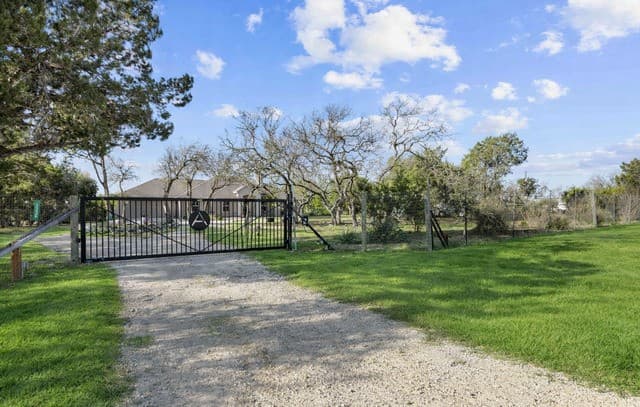 3-bedroom rental at 1336 Sparkman in Boerne, TX — photo 4