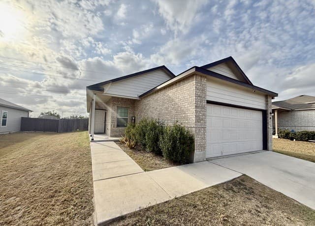 4-bedroom rental at 204 Broken Antler in San Antonio, TX — photo 1