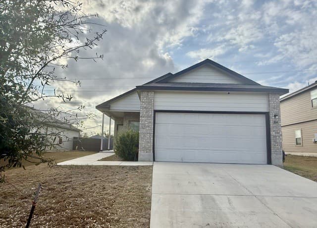 4-bedroom rental at 204 Broken Antler in San Antonio, TX — photo 2
