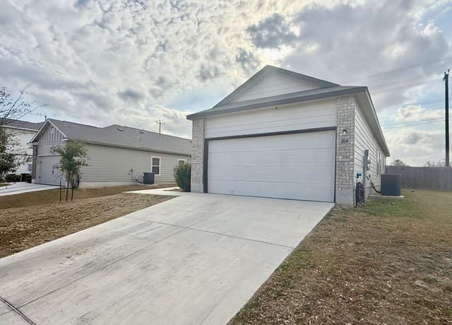 4-bedroom rental at 204 Broken Antler in San Antonio, TX — photo 3
