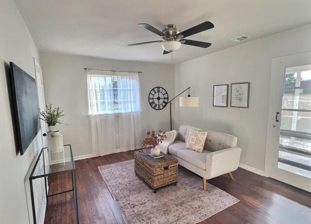 3-bedroom rental at 338 Brettonwood in San Antonio, TX — photo 2