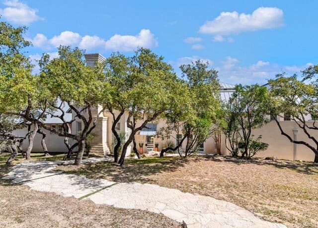 4-bedroom rental at 3564 Mountain Loop in San Antonio, TX — photo 2