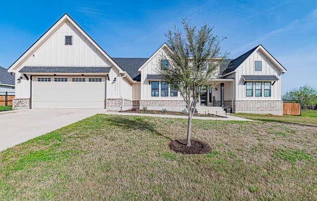 Home for sale at 112 W Magnolia in La Vernia, TX — photo 2