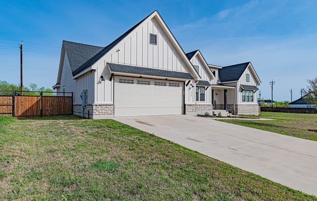 Home for sale at 112 W Magnolia in La Vernia, TX — photo 3