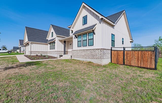 Home for sale at 112 W Magnolia in La Vernia, TX — photo 4