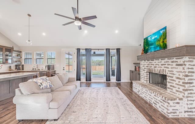 Home for sale at 112 W Magnolia in La Vernia, TX — photo 5