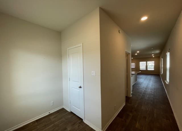 4-bedroom rental at 6626 Bleak Hills in San Antonio, TX — photo 4